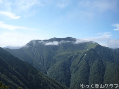 幌尻岳と七ツ沼カールを戸蔦別岳から眺める